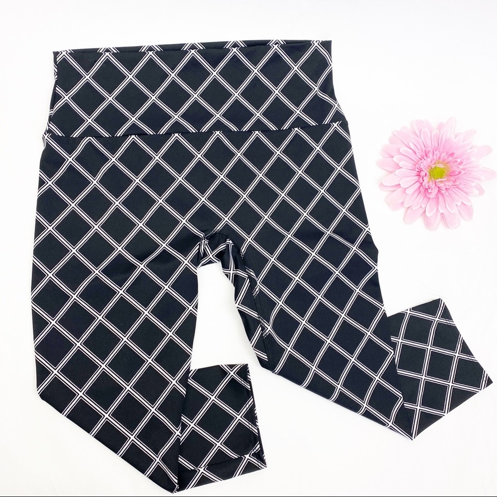K-Deer High Waisted Capri Cropped Leggings: Black/White Geometric Grid Print